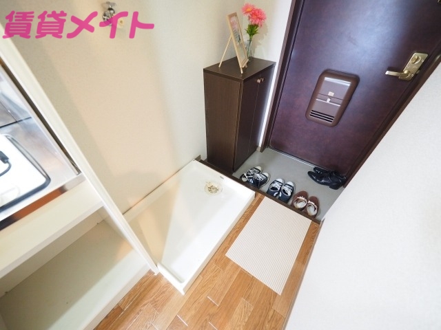 玄関　同じ物件、別部屋の写真です。