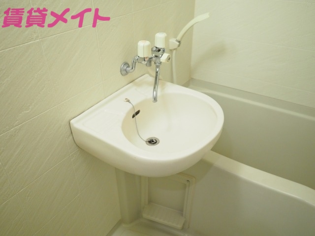 洗面設備　同じ物件、別部屋の写真です。