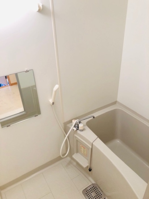 バス・シャワールーム　コンパクトで使いやすいお風呂です