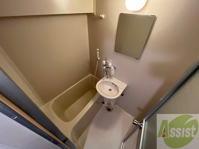 バス・シャワールーム　バスルームはこちらです。広々としてゆったり休めます。