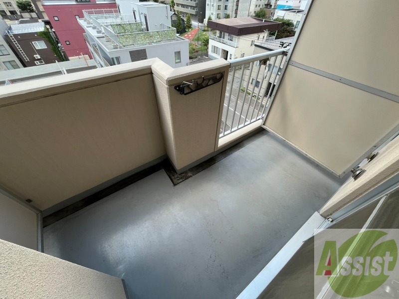 バルコニー　バルコニー。洗濯物がはかどりそうな広さがありますよ。