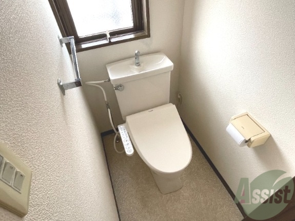 トイレ　温水洗浄便座なので快適に使用できそうですね。