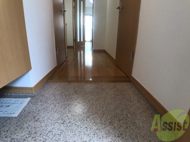 玄関　玄関から撮影しました。敷居が高くなくて安心ですね。