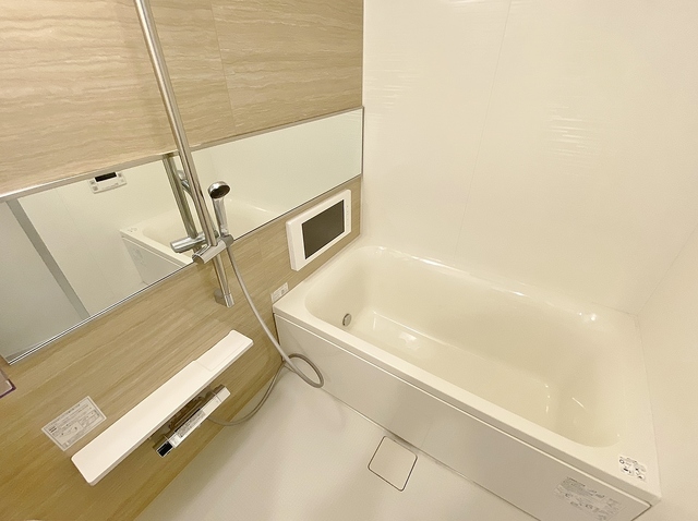 バス・シャワールーム　ＴＶ付で足を伸ばせるバルスーム