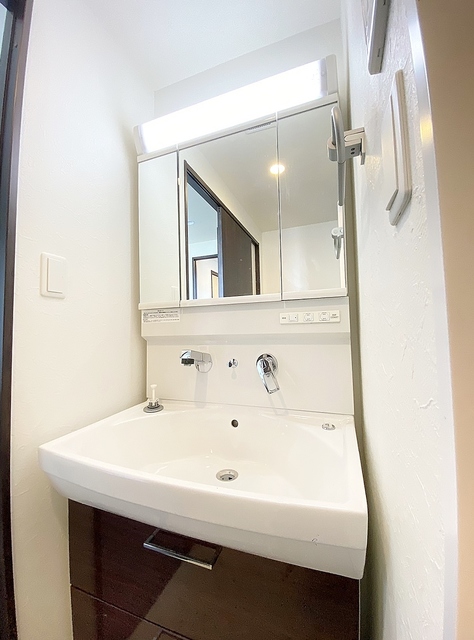 洗面設備　三面鏡の大きく使いやすい化粧台