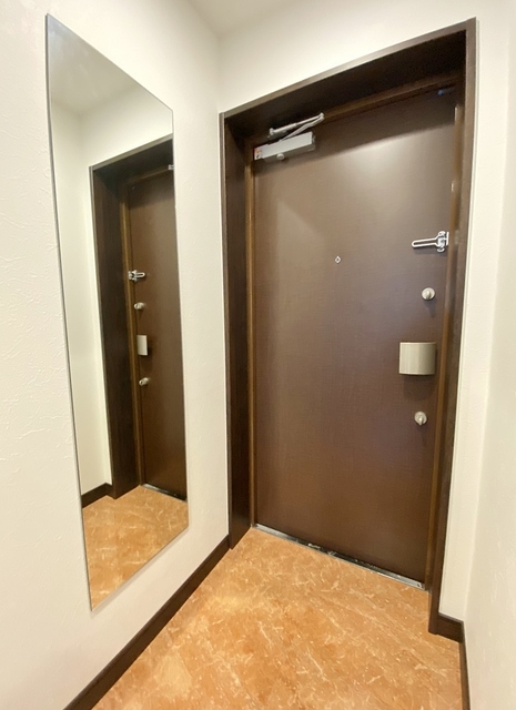 玄関　大きな姿見とシューズボックスあり