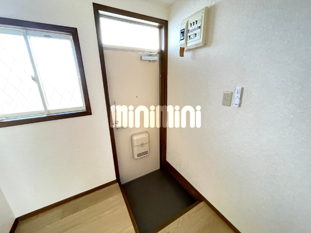 玄関　窓があります。