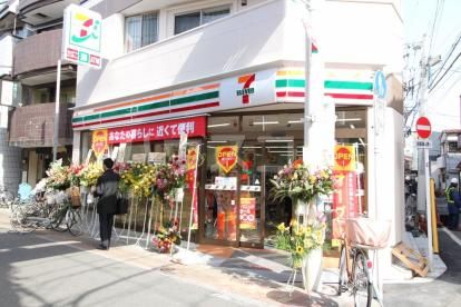 コンビニ　セブン-イレブン荒川おぐぎんざ店（コンビニ）まで586m