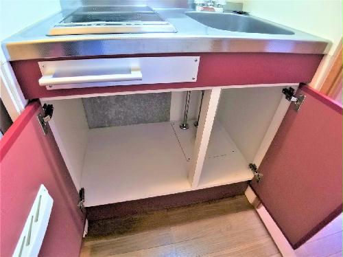 キッチン　シンク下にも収納があります。