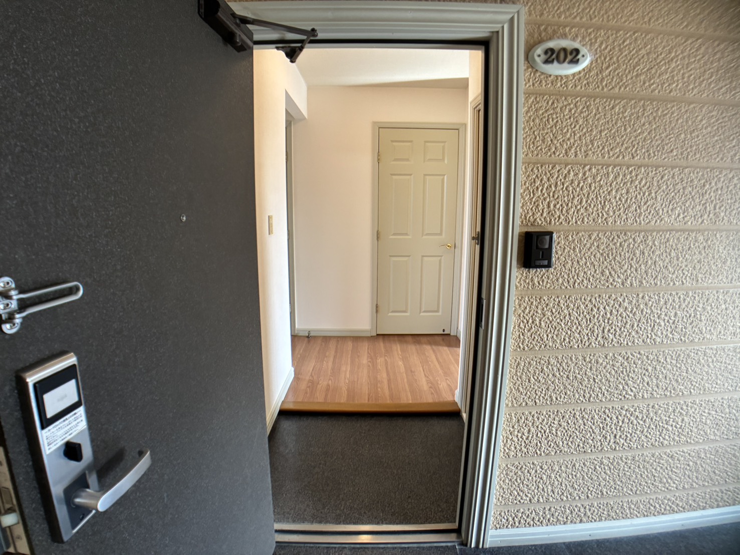 玄関　写真・動画・パノラマは同物件別部屋のものです。