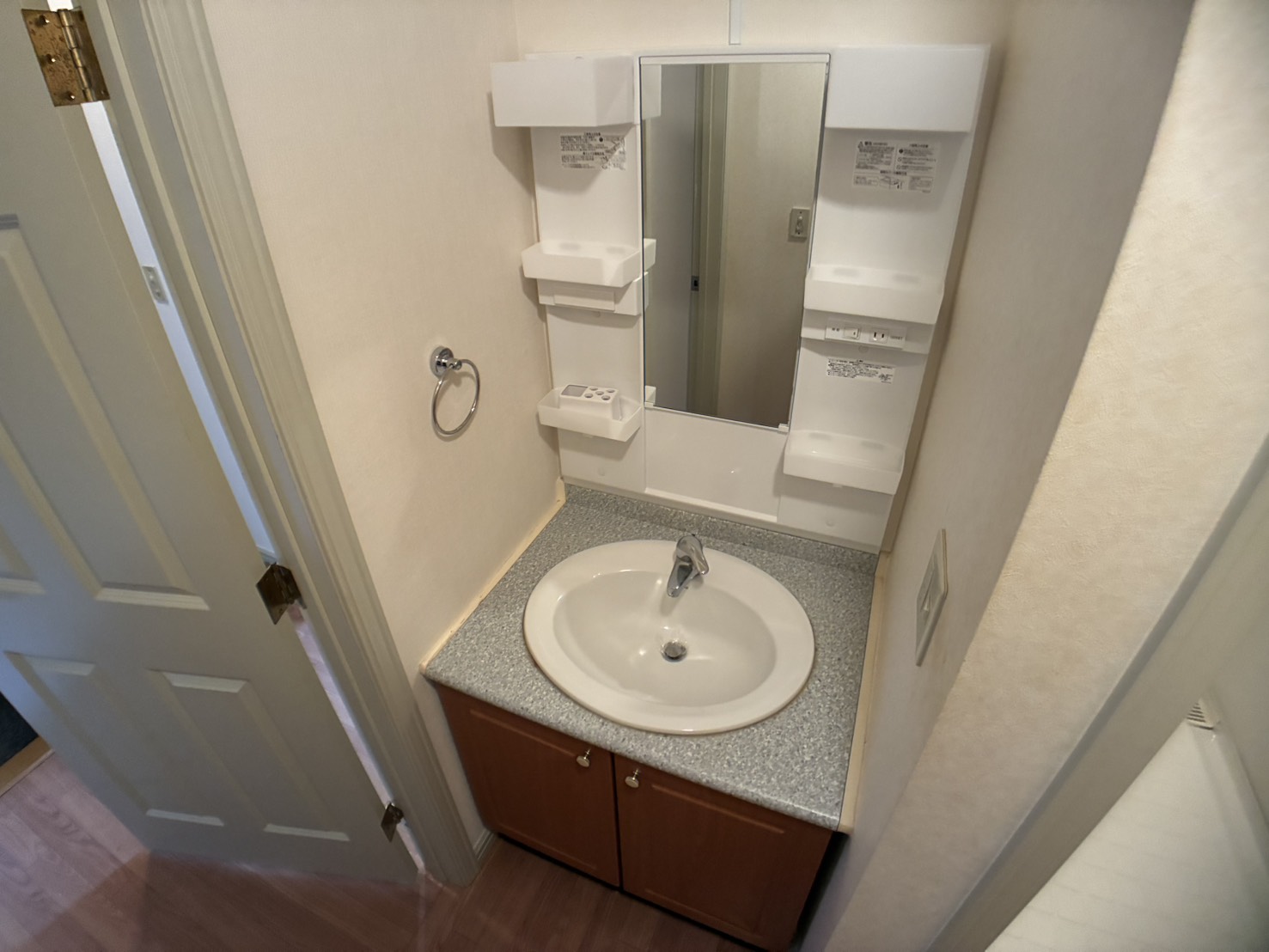 洗面設備　写真・動画・パノラマは同物件別部屋のものです。