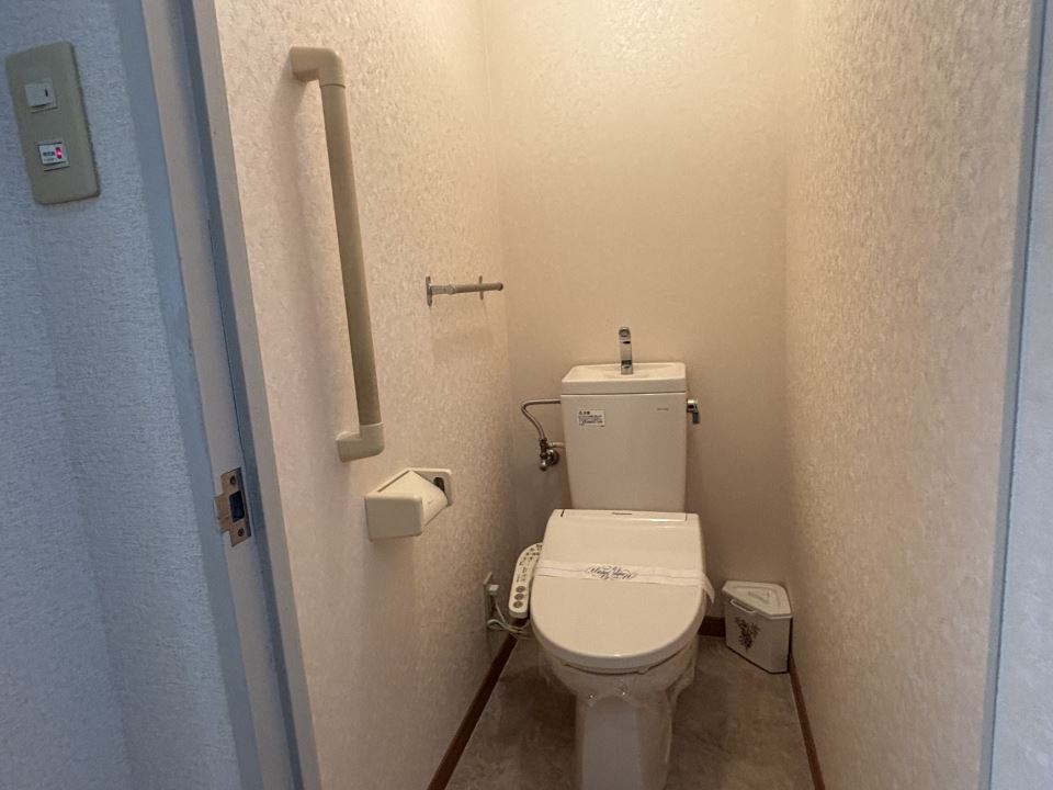 トイレ　★温水洗浄便座★手摺あり★