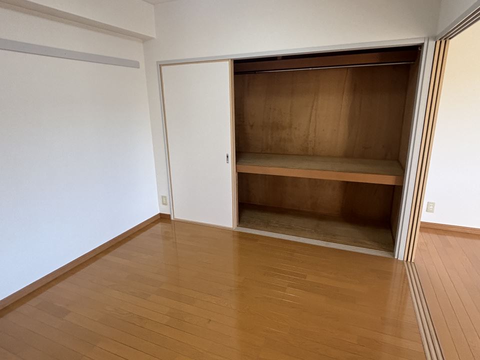 収納　★洋間４．５畳に大きな収納あり★