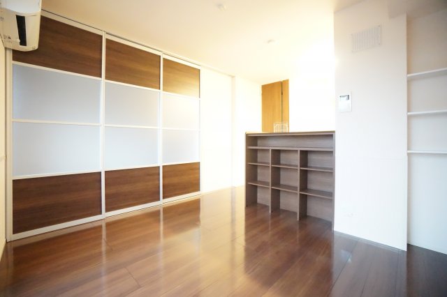 居室・リビング　※同物件・反転タイプの写真です。