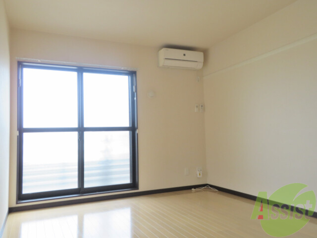 居室・リビング　リビングは白を基調とした７．６畳のお部屋です。