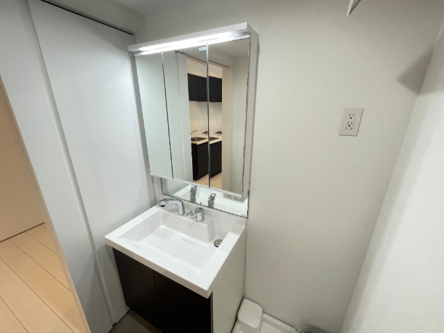 洗面設備　三面鏡の洗面化粧台