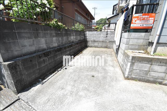 駐車場　敷地内駐車場完備