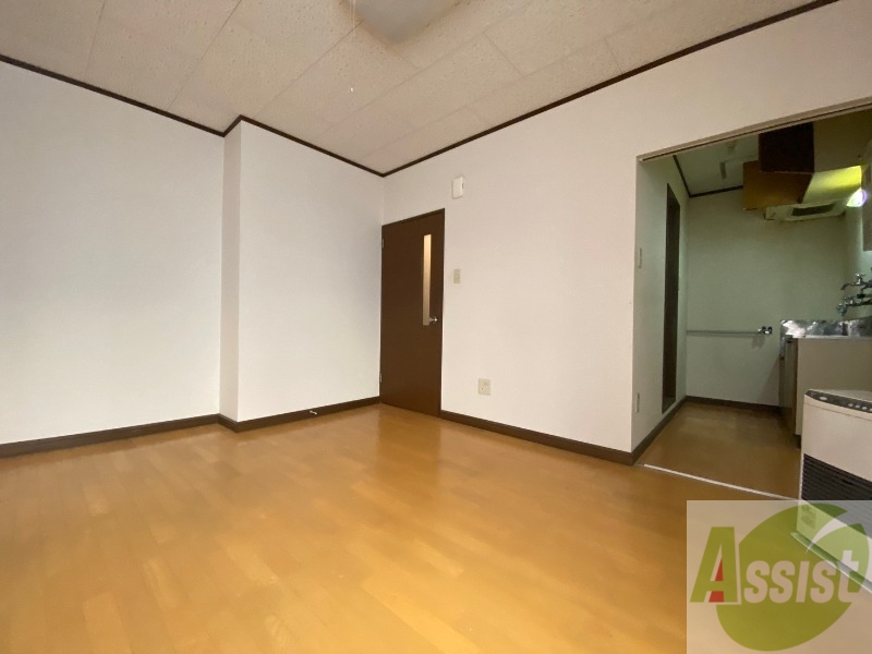 居室・リビング　木目のフローリングは落ち着きのある印象のお部屋になりますね。