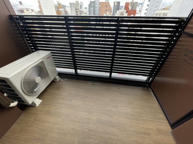 バルコニー　同物件別号室のものです。