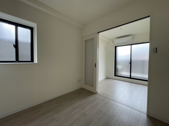 居室・リビング　同物件別号室のものです。