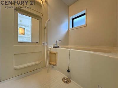 バス・シャワールーム　窓があり換気良好。