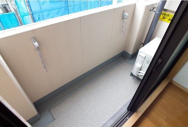 バルコニー　※別号室の写真となります。