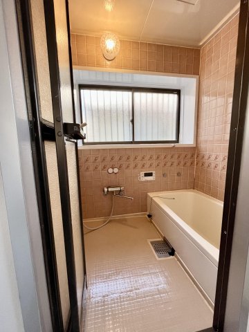 バス・シャワールーム　窓のある明るい浴室