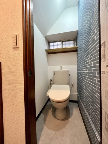 トイレ　ブルーのレンガ柄がアクセント