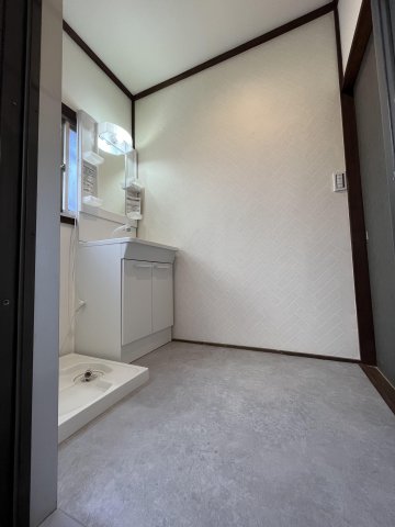 洗面設備　独立シャワー洗面台でスッキリと