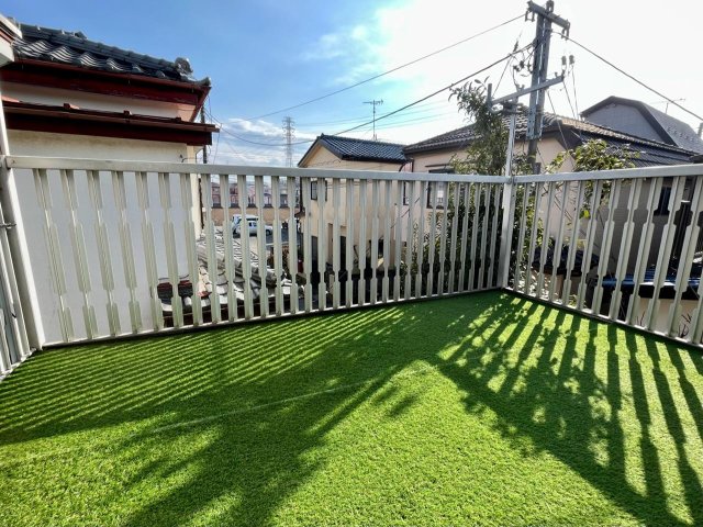 バルコニー　6.6平米の広々バルコニーには人工芝を設置！