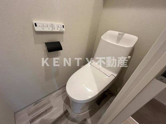 トイレ　落ち着いた色調のトイレです