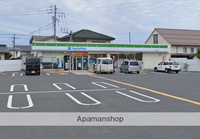 コンビニ　ファミリーマート（コンビニ）まで733m