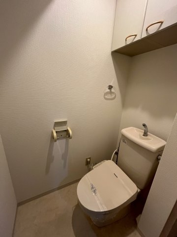 トイレ　落ち着いた色調のトイレです