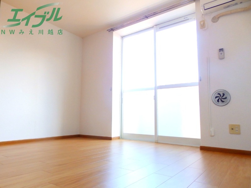 居室・リビング　同物件別室画像