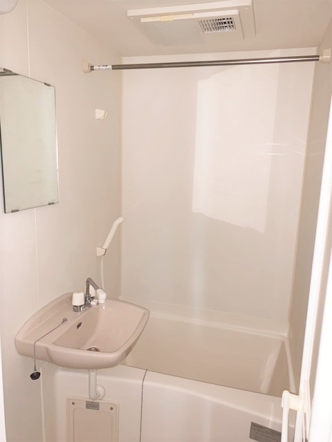 バス・シャワールーム　現況優先。設備・仕様は現地と異なる場合あります。