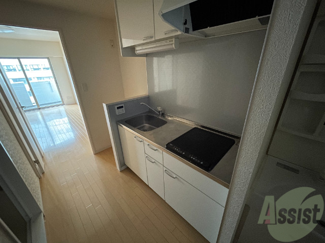 キッチン　こちらはシステムキッチンです。一人暮らしには丁度よさそう。