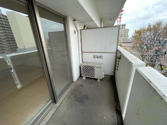 バルコニー　こちらはバルコニーです。洗濯物が干せるスペースがありました。