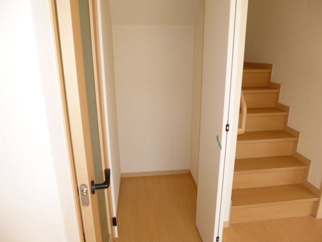 収納　階段下収納