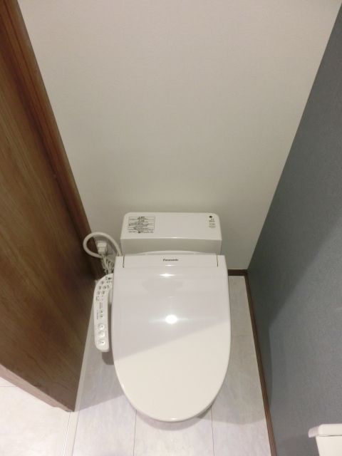 トイレ　温水洗浄便座付きのトイレです