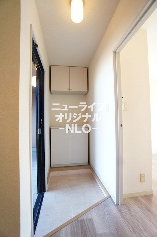 玄関　上下に分かれた使い勝手の良いシューズボックスがあります。