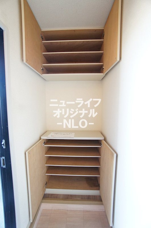 その他設備　上下に収納可能な靴箱。