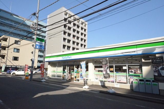 コンビニ　ファミリーマート明神町四丁目店（コンビニ）まで111m