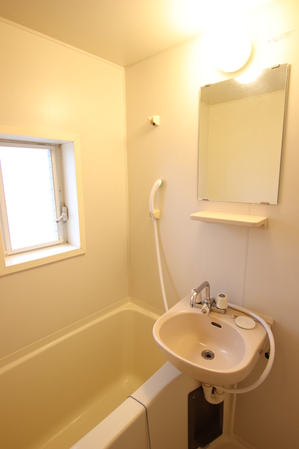 バス・シャワールーム　窓付きなので、明るいバスルーム