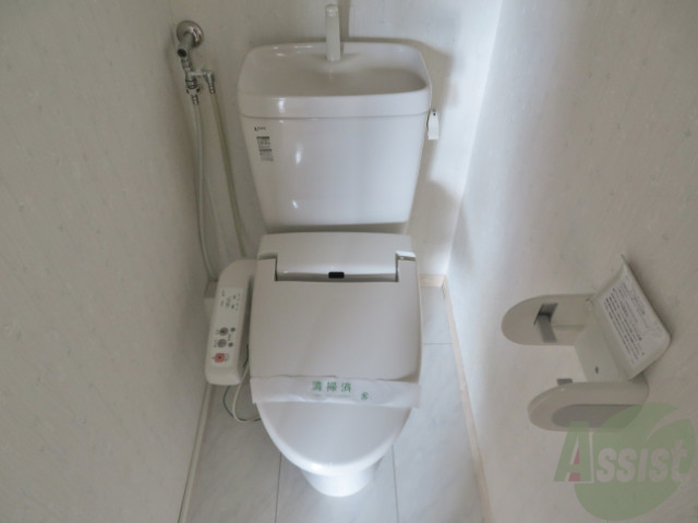 トイレ　お手洗いは温水洗浄付きです。これだけは外せません。