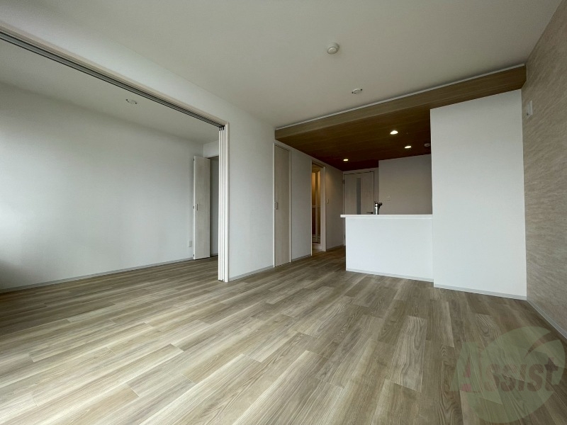 居室・リビング　木目のフローリングは落ち着きのある印象のお部屋になりますね。