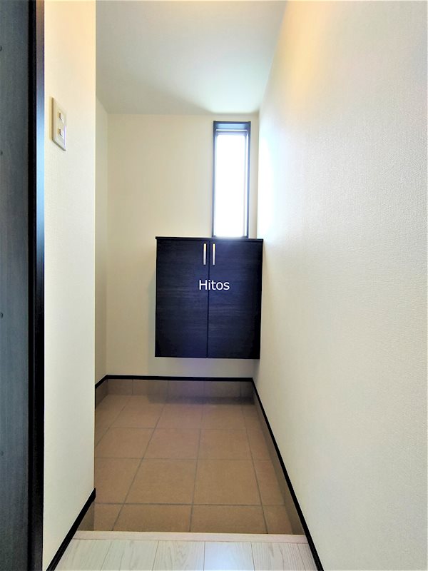 玄関　小窓つきの明るい玄関。L字型でプライバシーにも配慮。