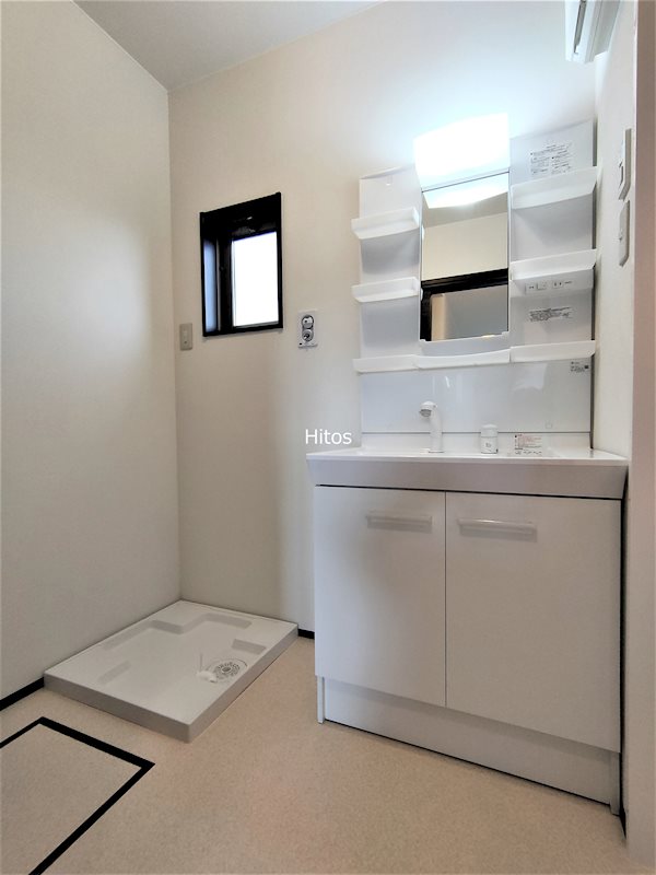 洗面設備　洗面所には忙しい時間に便利な独立洗面台と、洗濯機用防水パンが