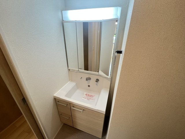 洗面設備　明るい洗面所です