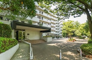 建物外観　マンションの前には広場があります。
