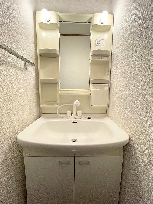 洗面設備　洗髪洗面化粧台（シャワー付き）